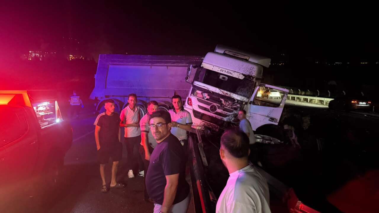 Yatağan’da Akşam Saatlerinde  Kaza: TIR Karşı Şeride Geçti, 2 Kişi Yaralandı