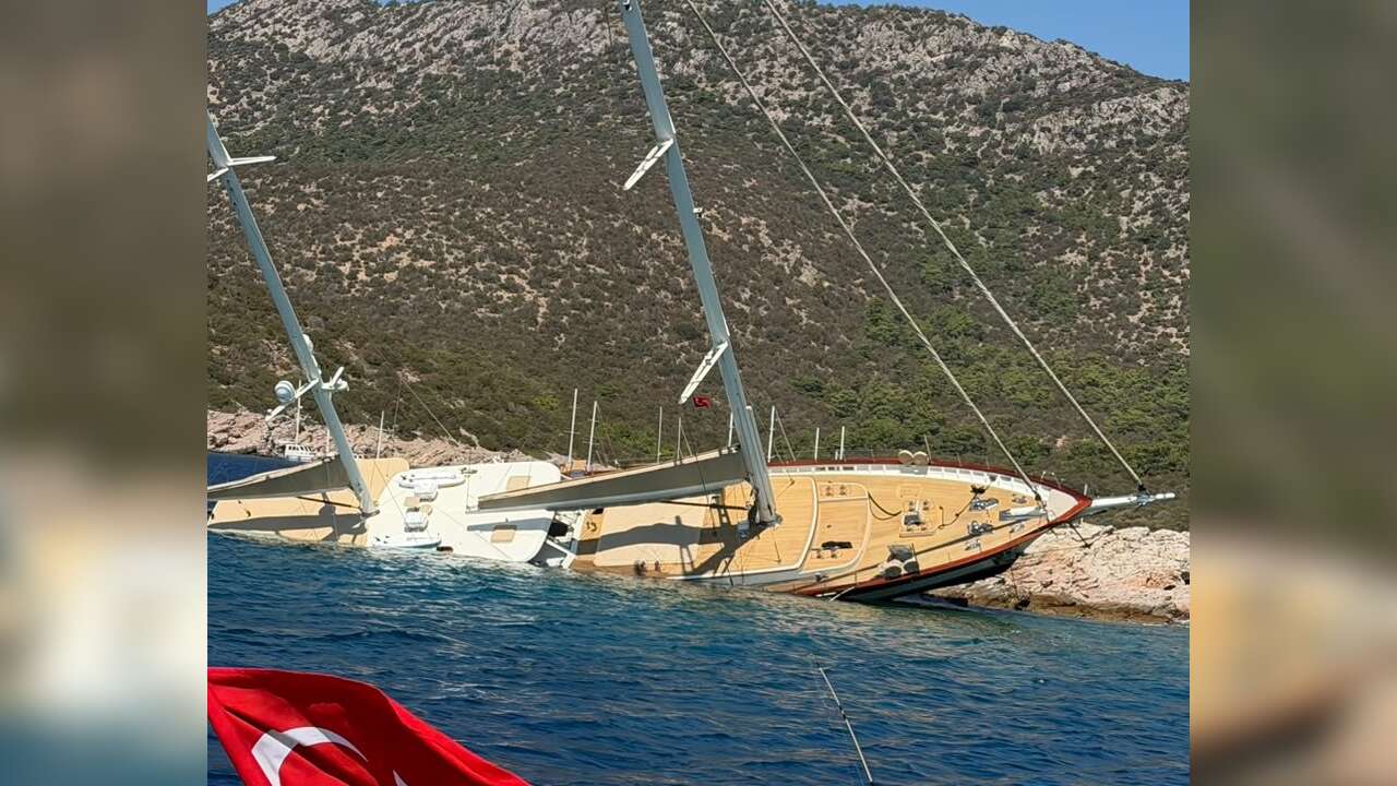36 Metrelik Gulet Kayalıklara Çarpıp Yan Yattı: 11 Kişi Kurtarıldı