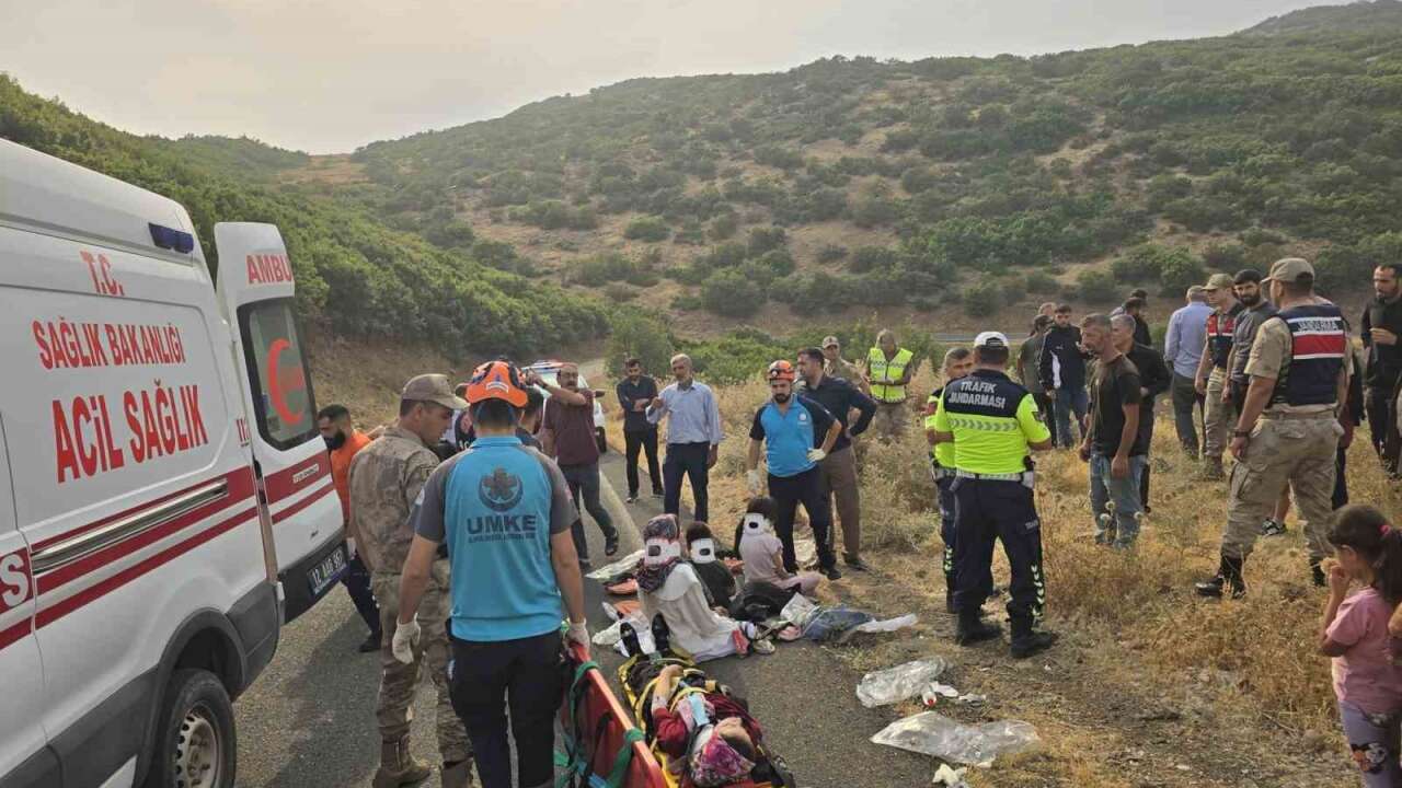 Minibüs Şarampole Yuvarlandı: 10 Yaralı