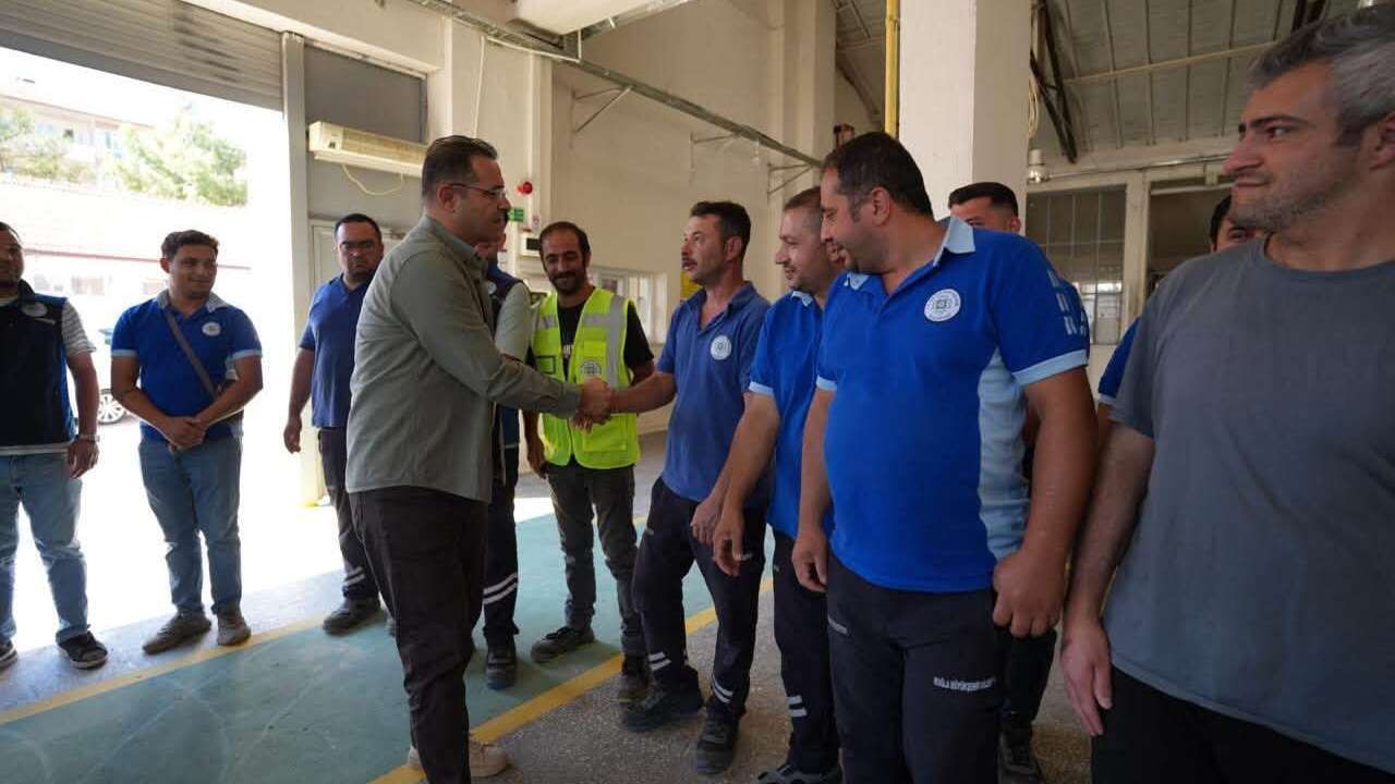 Muğla Büyükşehir Belediyesi Genel Sekreteri Tayfun Yılmaz Sahada Belediye Personeliyle Buluştu
