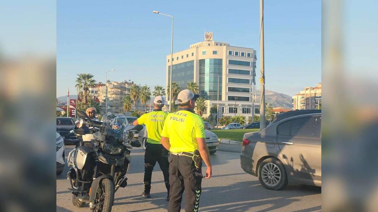Milas-Bodrum Yolunda Tatilci Yoğunluğu, Polis Trafiğe Müdahale Etti