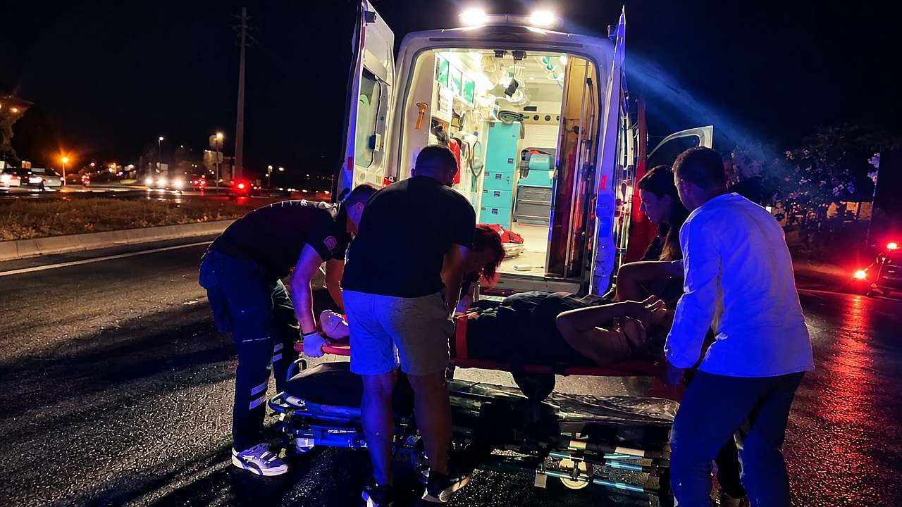 Muğla'da Yolun Karşısına Geçen Yayaya Otomobil Çarptı