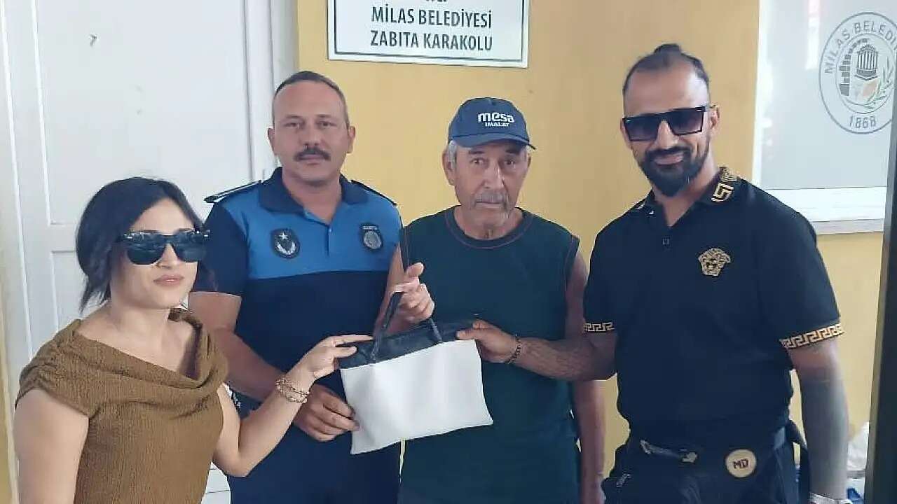 Muğla'da Gençlerden Örnek Davranış, Emekli Maaşını Pazarda Unutan Yaşlı Adamın 40 Bin Lirasını Teslim Ettiler