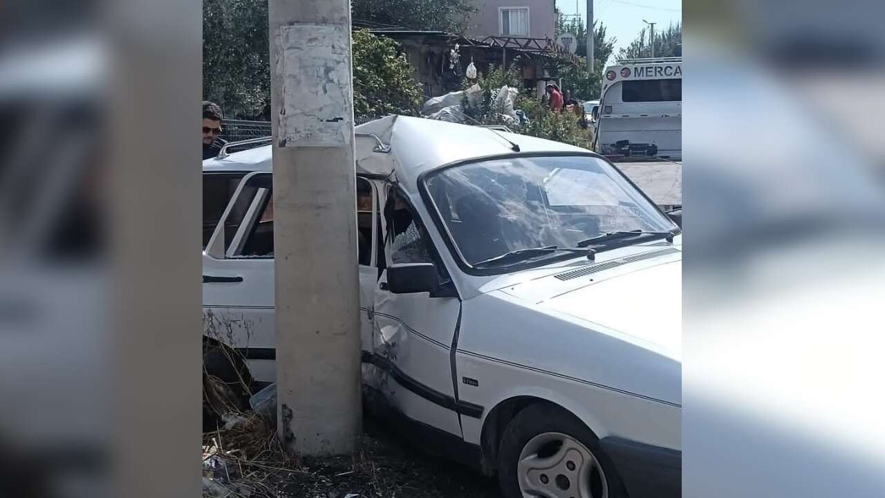 Muğla’da Korkutan Kaza: Araç Elektrik Direğine Saplandı