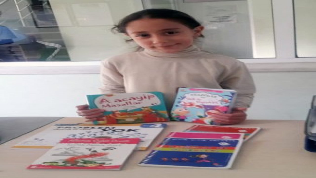 Okuduğu kitapları kütüphaneye bağışladı