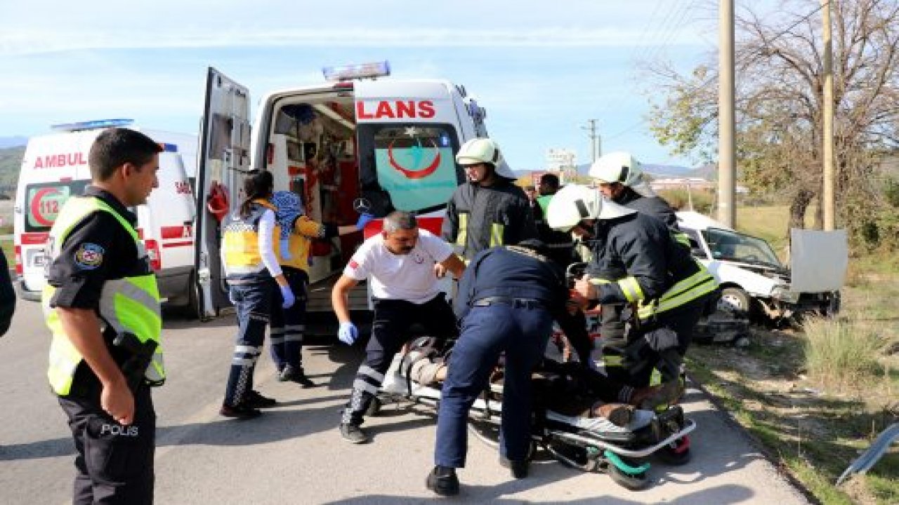 Otomobil direğe çarptı: 3 yaralı