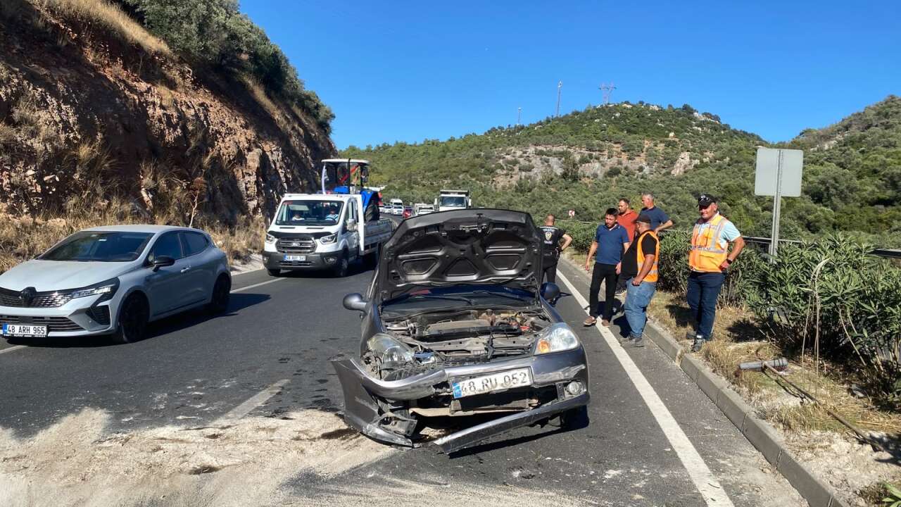 Milas-Bodrum Karayolu’nda Trafik Kazası: Otomobil Karşı Şeride Geçti