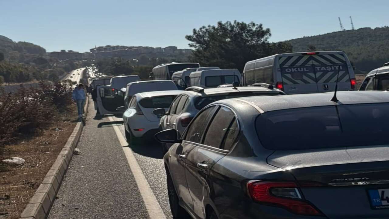Menteşe Evleri Güzergahında Kaza: Yol Kısa Süreli Kapandı, Uzun Araç Kuyrukları Oluştu