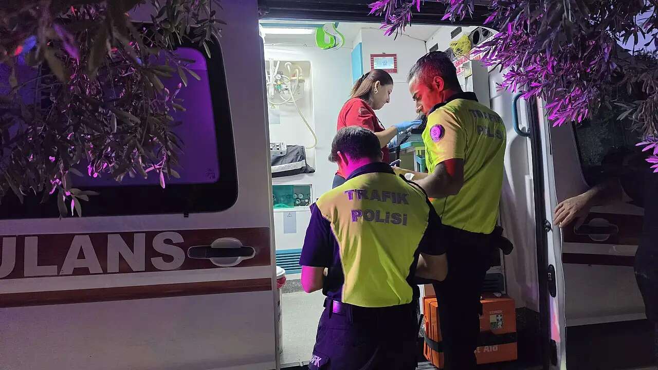 Muğla'da Kontrolden Çıkan Motosiklet Kaza Yaptı, Yemek Taşıyan Kurye Yaralandı