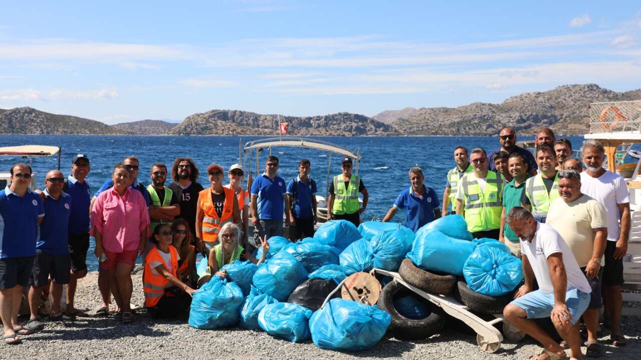 Muğla Koylarında Plastik Alarmı: 2 Saatte 1 Ton Atık Toplandı