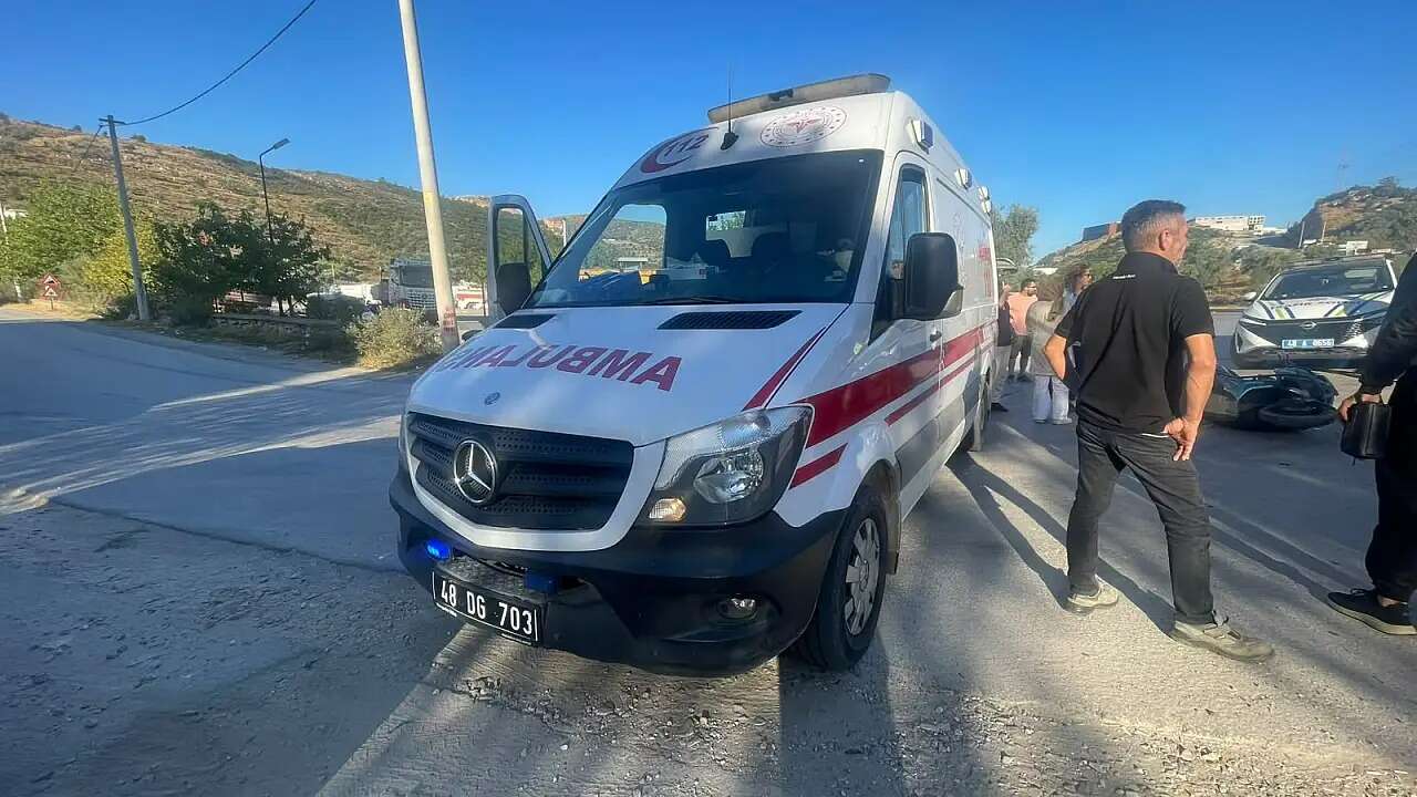 Muğla’da TOKİ Kavşağı’nda Kaza: 2 Kişi Yaralandı