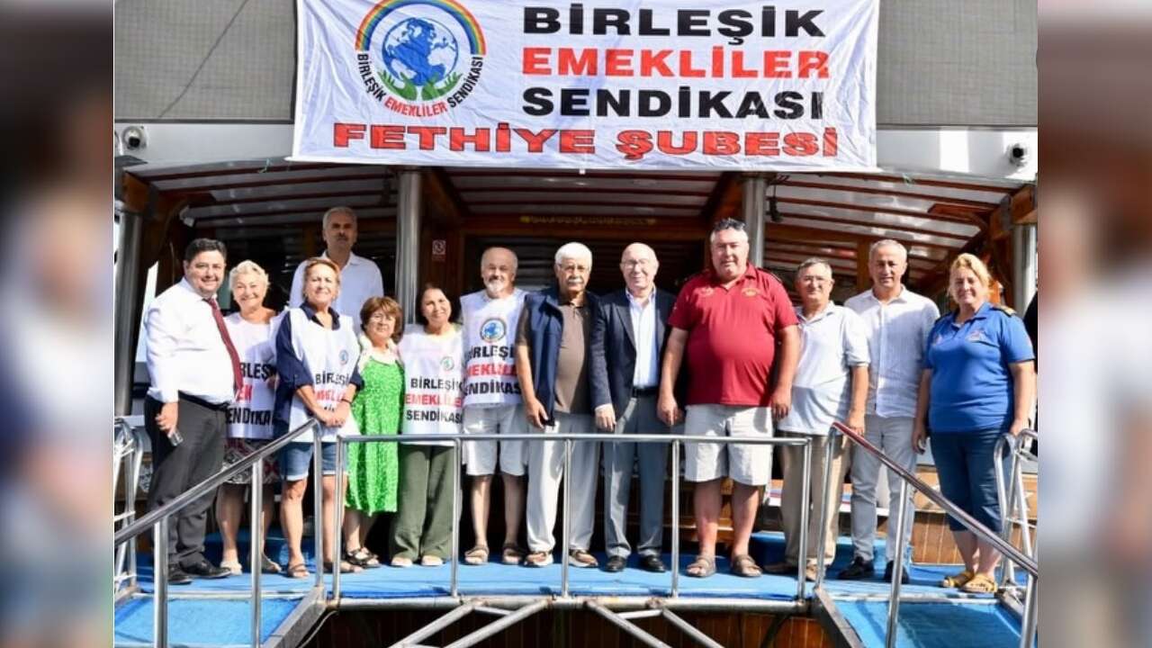 Fethiye’de Emekliler Mavi Tekne Yolculuğuyla Uğurlandı