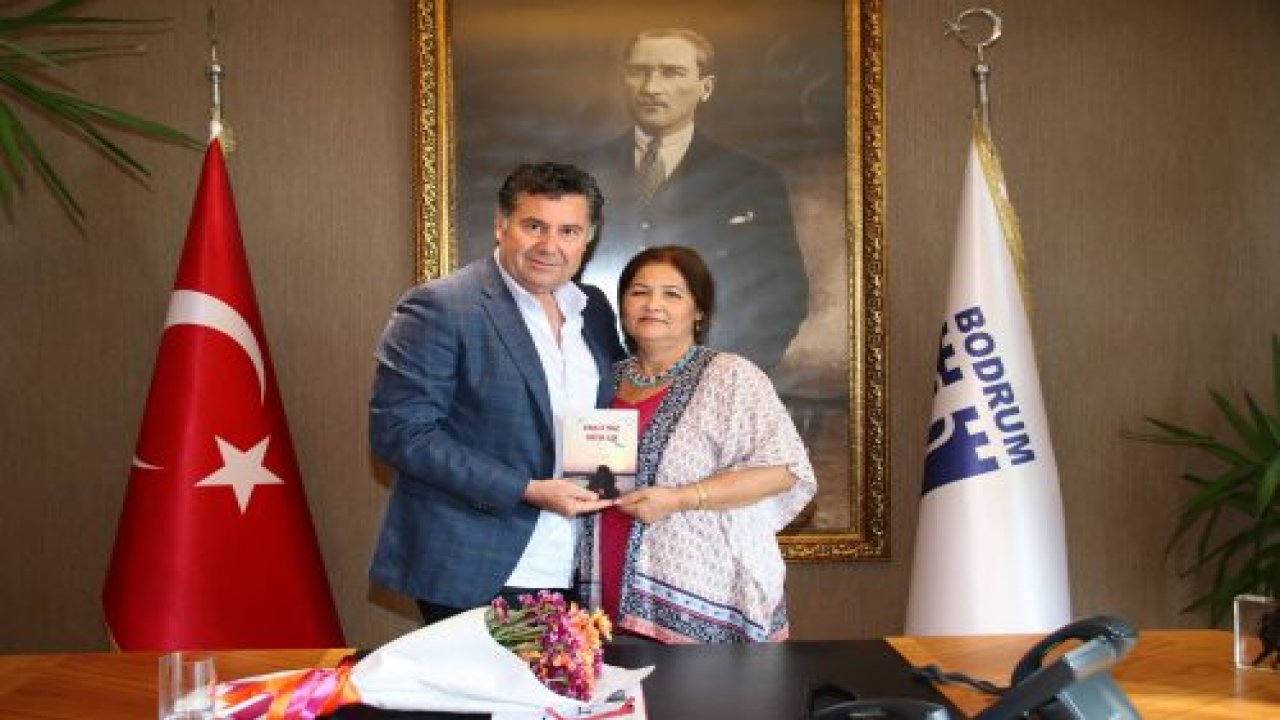 Yeni yazdığı şiir kitabını Başkan Kocadon’a hediye etti