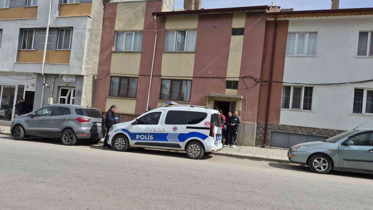 52 Yaşındaki Adam Yaşadığı Apartmanda Merdivenin Altında Ölü Bulundu