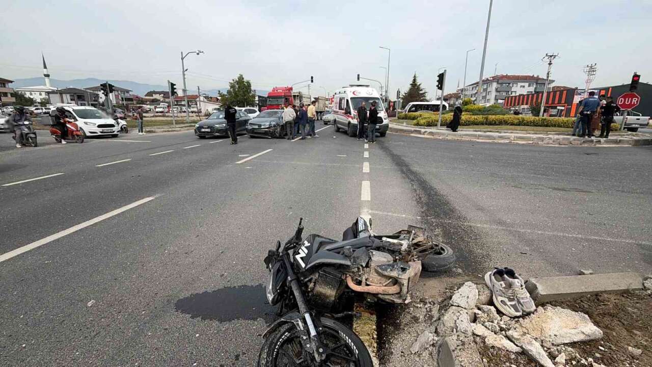 Motosiklet İle Otomobil Çarpıştı: 2’si Ağır 3 Yaralı