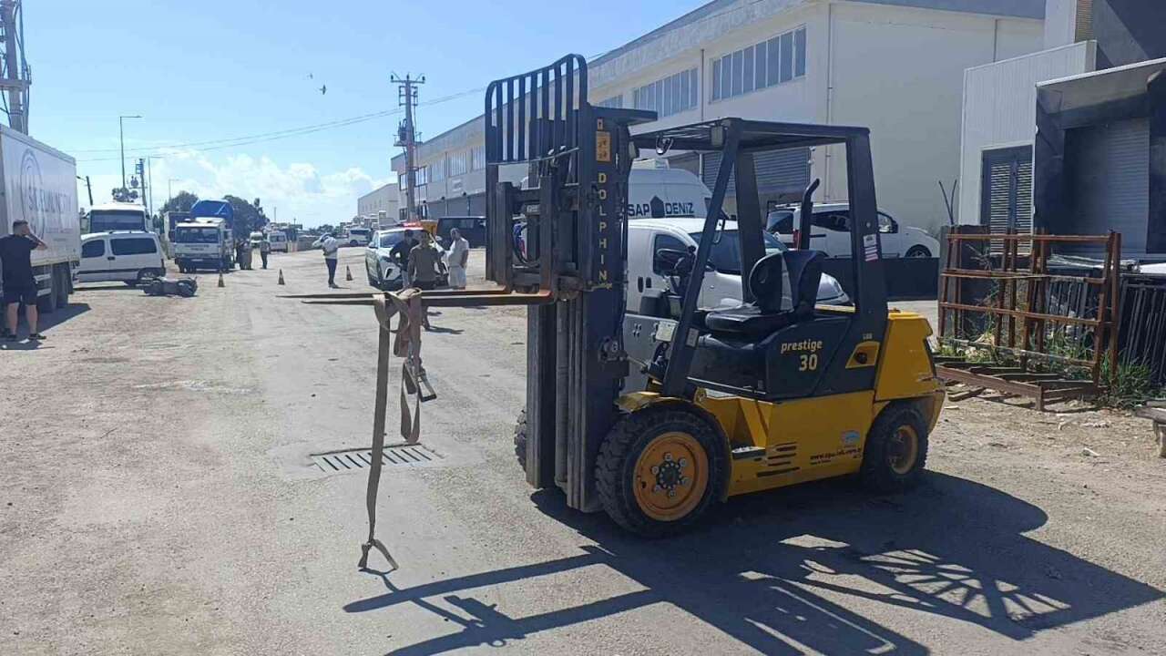 Forkliftin Vinç Demirine Başını Çarpan Motosiklet Sürücüsü Kaldırıldığı Hastanede Hayatını Kaybetti