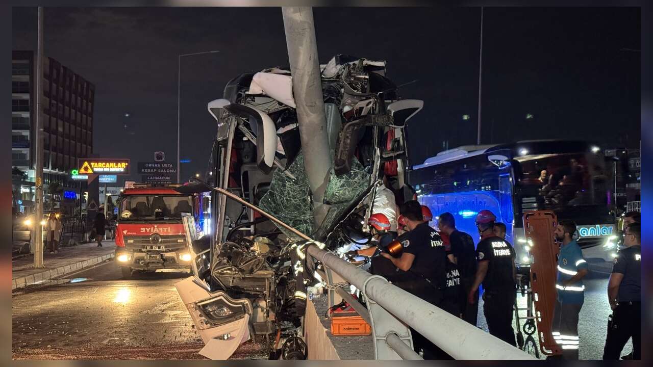 Yolcu Otobüsü Alt Geçit Duvarına Çarptı: 11 Yaralı
