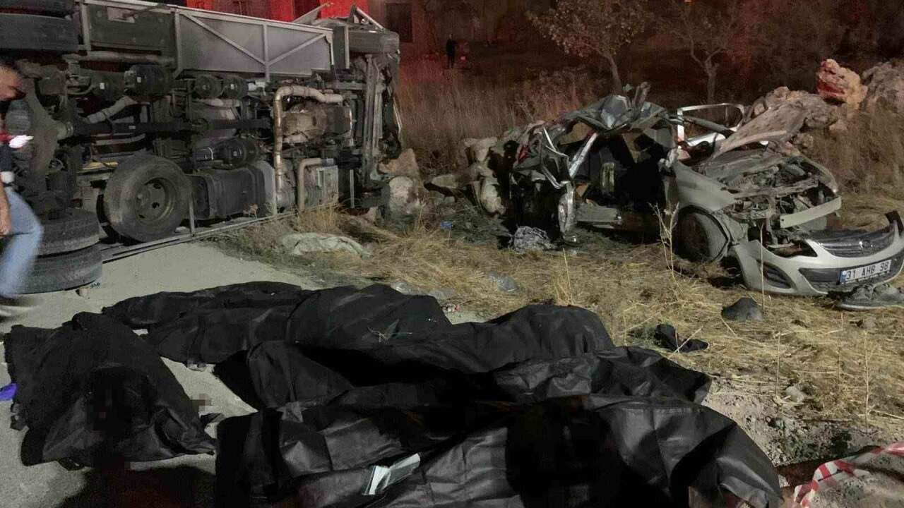 Minibüs ile Otomobil Çarpıştı: 2’si Çocuk 7 Kişi Hayatını Kaybetti