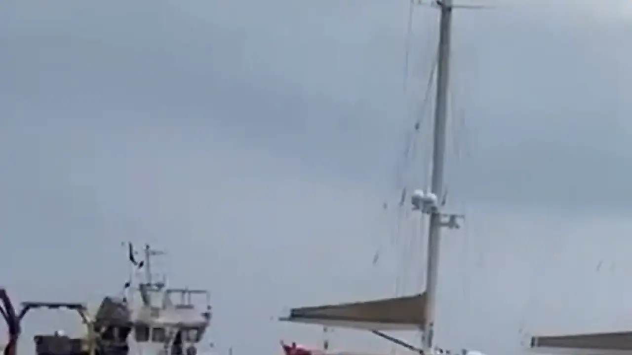 Muğlada Tekne Kayalıklarda Mahsur Kaldı: Ekipler Harekete Geçti