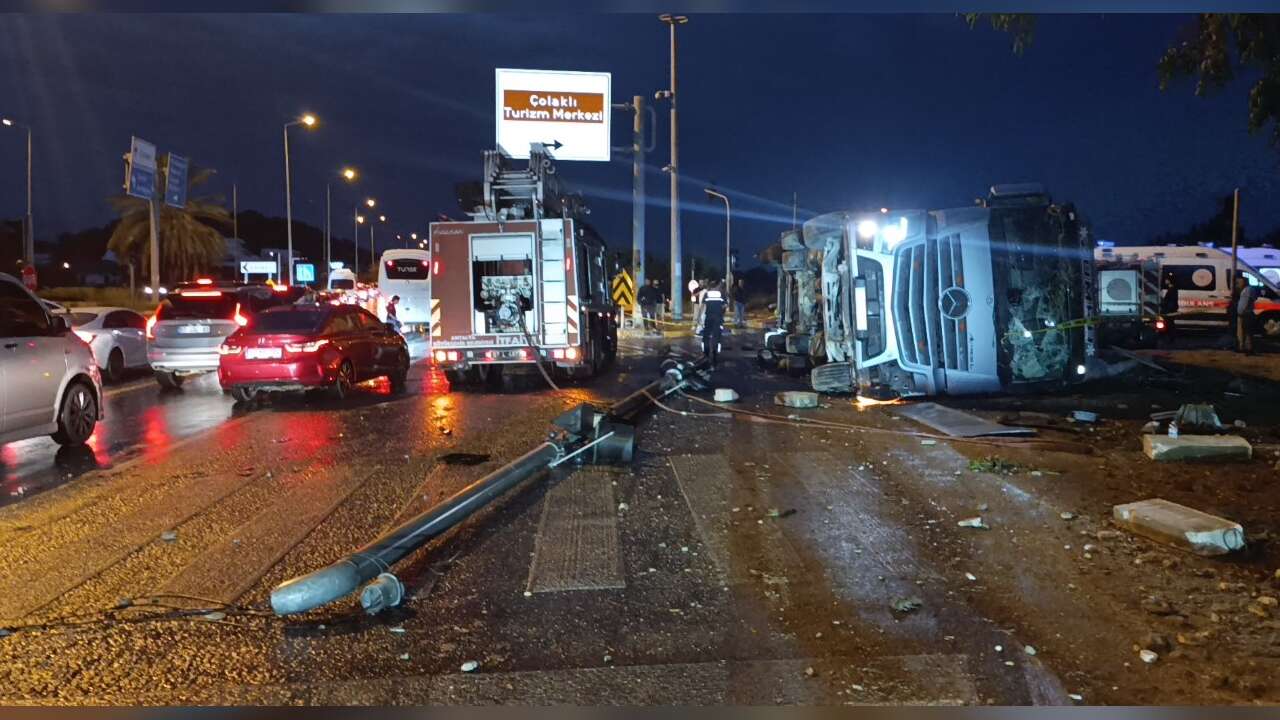 Tır Dolmuş Durağına Devrildi: 2 Kişi Hayatını Kaybetti