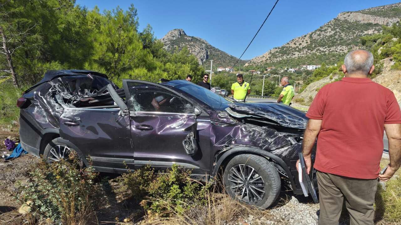Muğla’da Otomobil Bariyerlere Çarptı: 1 Can Kaybı, 3 Yaralı
