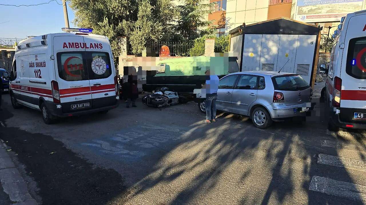 Muğla'da Otomobille Çarpışan Motosiklet Minibüse Çarparak Durdu