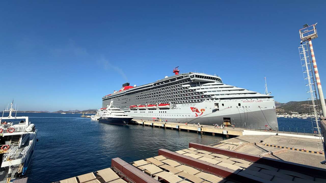 Scarlet Lady Bodrum’da, 277 Metrelik Dev Kruvaziyer Limana Demirledi