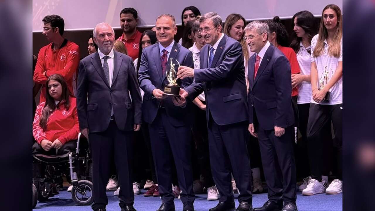 Muğla Valisi İdris Akbıyık’a “Spora Destek Veren Devlet Adamı” Ödülü