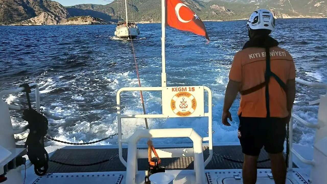 Muğla'da Denizde Sürüklenen Tekne İçin Seferberlik, 4 Kişi Kurtarıldı