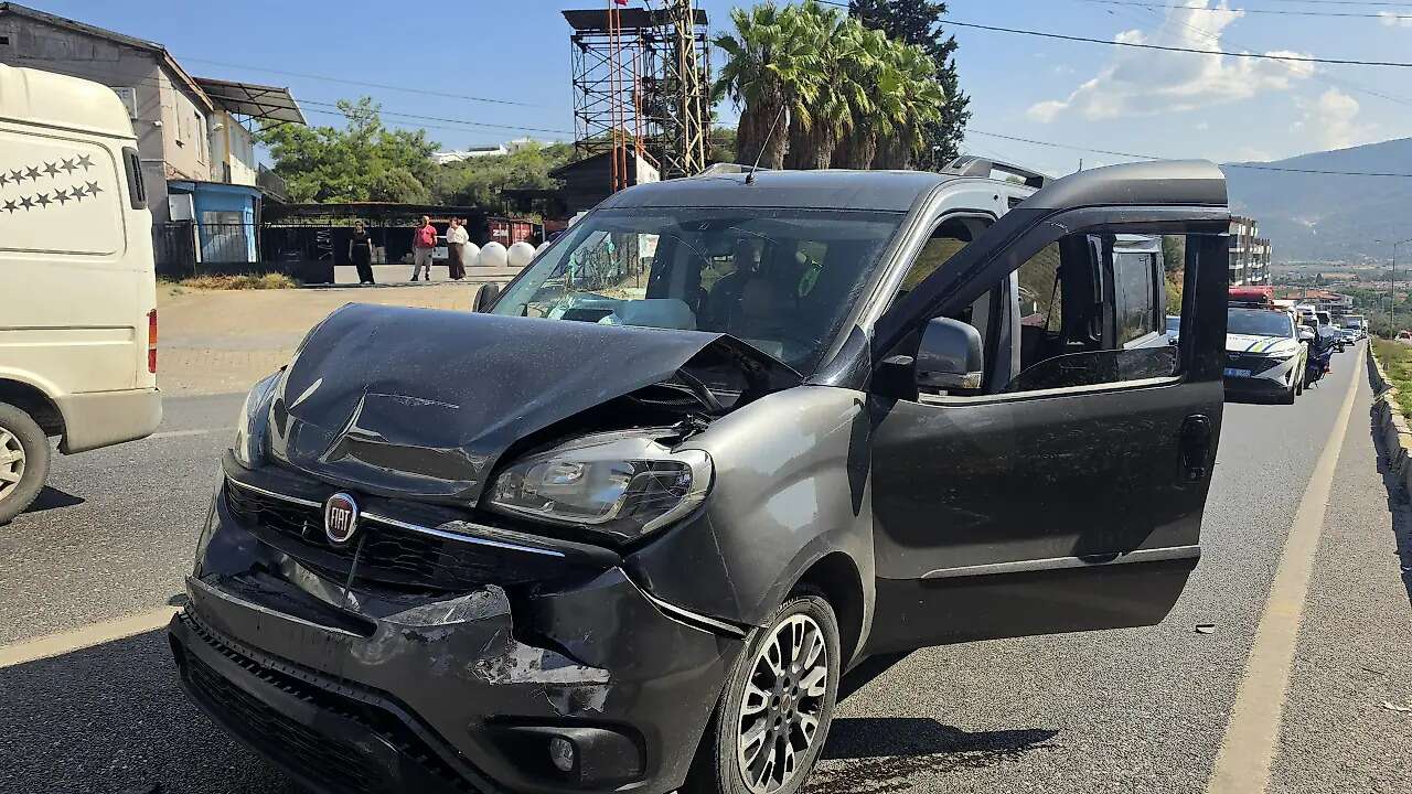 Muğla’da Şehir Mezarlığı Önünde Kaza, Trafik Felç Oldu
