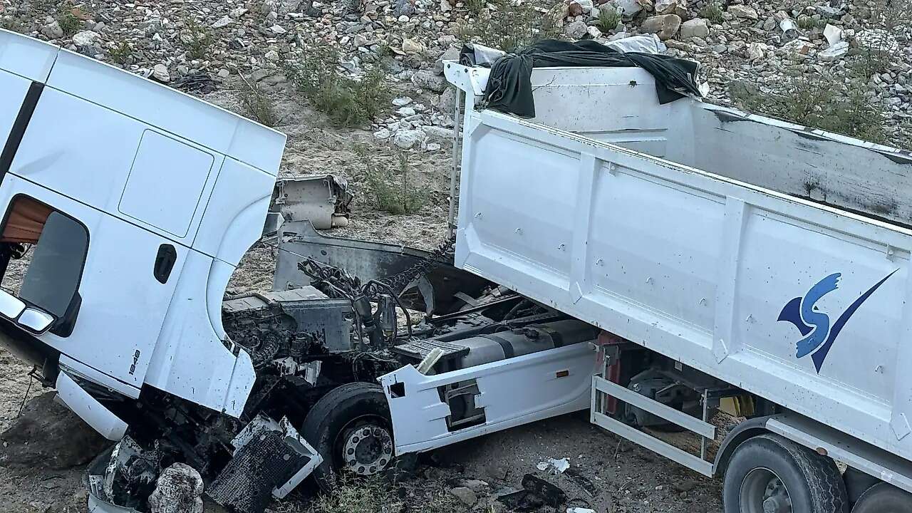Muğla’da Kontrolden Çıkan Tır Şarampole Uçtu