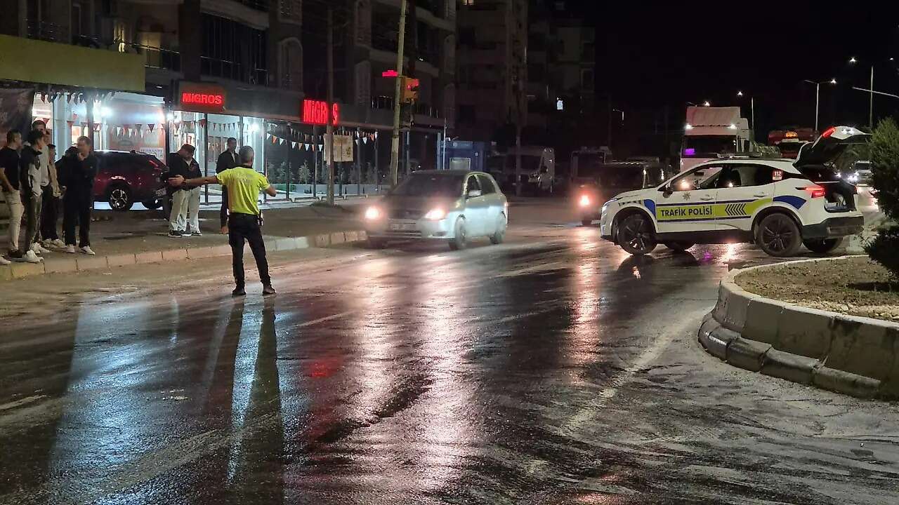 Muğla’da Yola Dökülen Yağ Trafiği Felç Etti, Polis Dubalarla Önlem Aldı