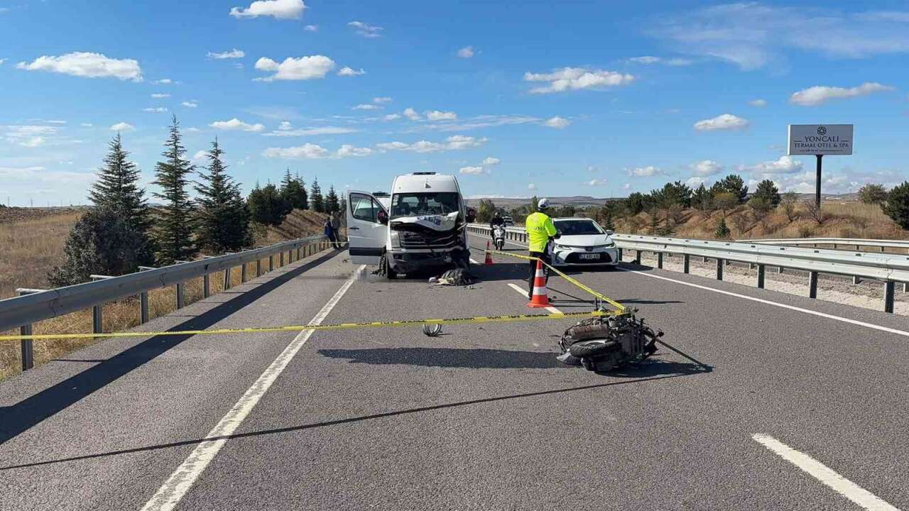 Minibüsle Motosiklet Çarpıştı: 23 Yaşındaki Sürücü Hayatını Kaybetti