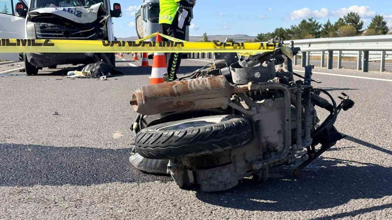 Minibüsü İle Çarpışan 23 Yaşındaki Motosiklet Sürücüsü Hayatını Kaybetti