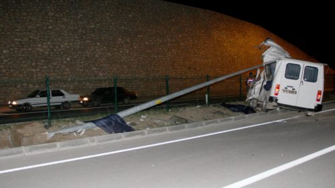 Minibüs parçalandı: 2 ölü