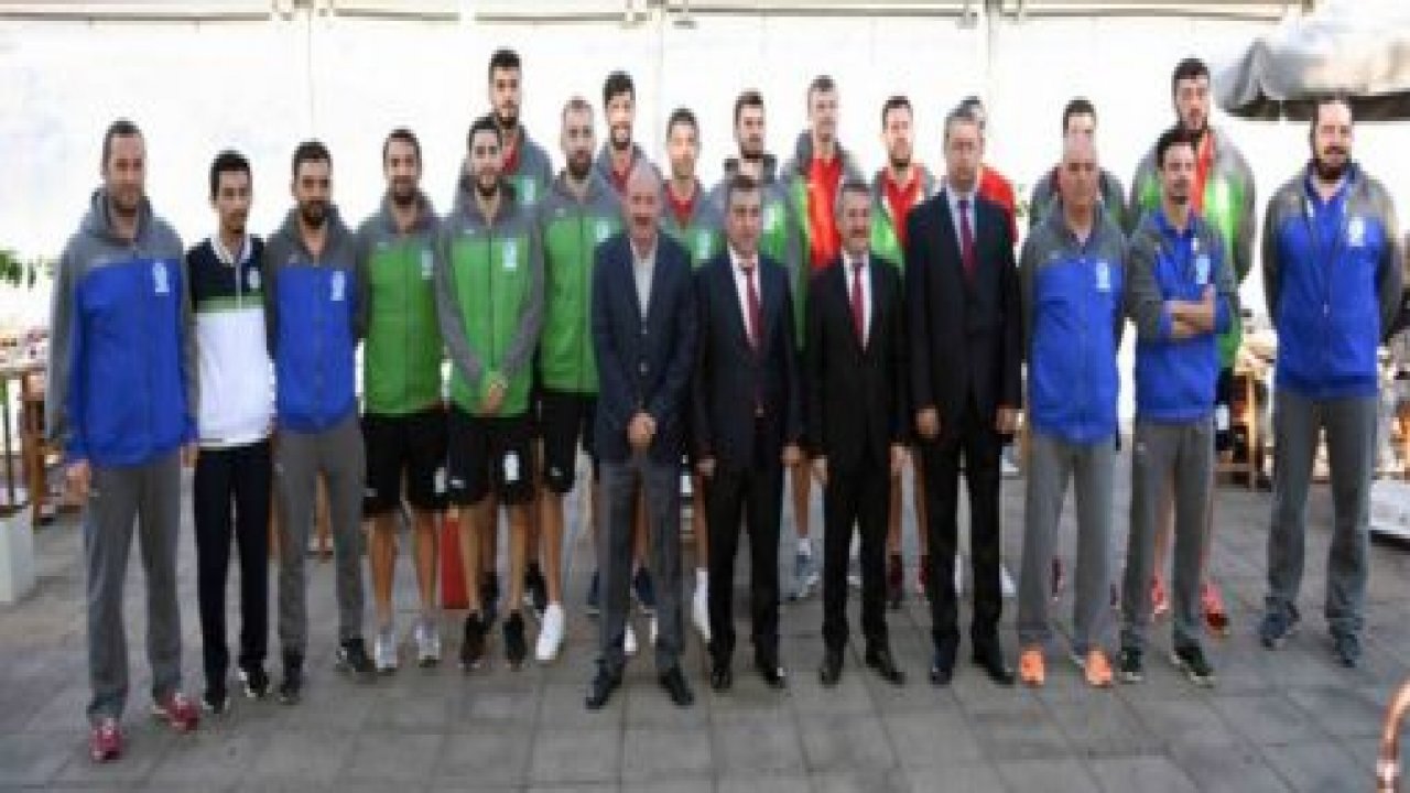 Basketbol Takımı kahvaltıda bir arada