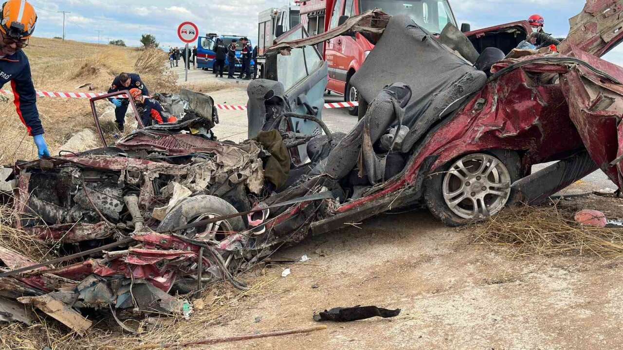 Kamyon ile Otomobil Çarpıştı: 3 Kişi Hayatını Kaybetti