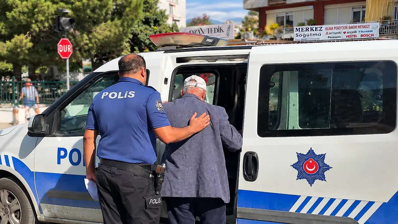 Muğla'da Durakta Bekleyenlere Bıçak Çekti,  Polis Tarafından Arandığı Ortaya Çıktı