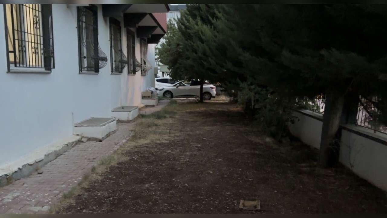 Bir Aile Evlerinin 2. Katından Peş Peşe Atladı