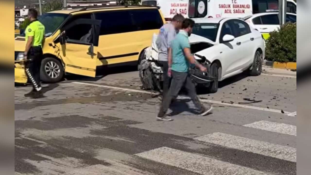 Muğla’da Minibüsle Otomobil Çarpıştı: 3’ü Ağır 7 Yaralı
