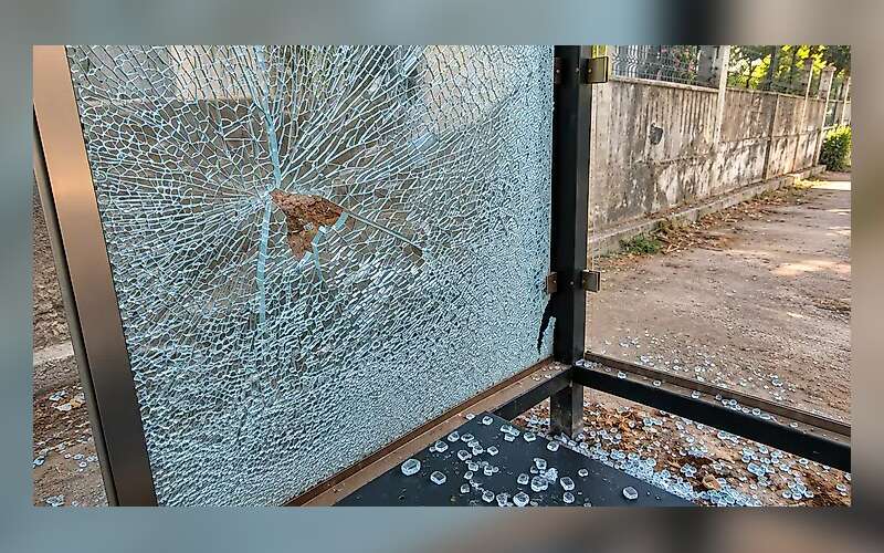 Muğla'da Durak Camına Taşlı Saldırı İddiası, 3 Motosikletli Genç Aranıyor
