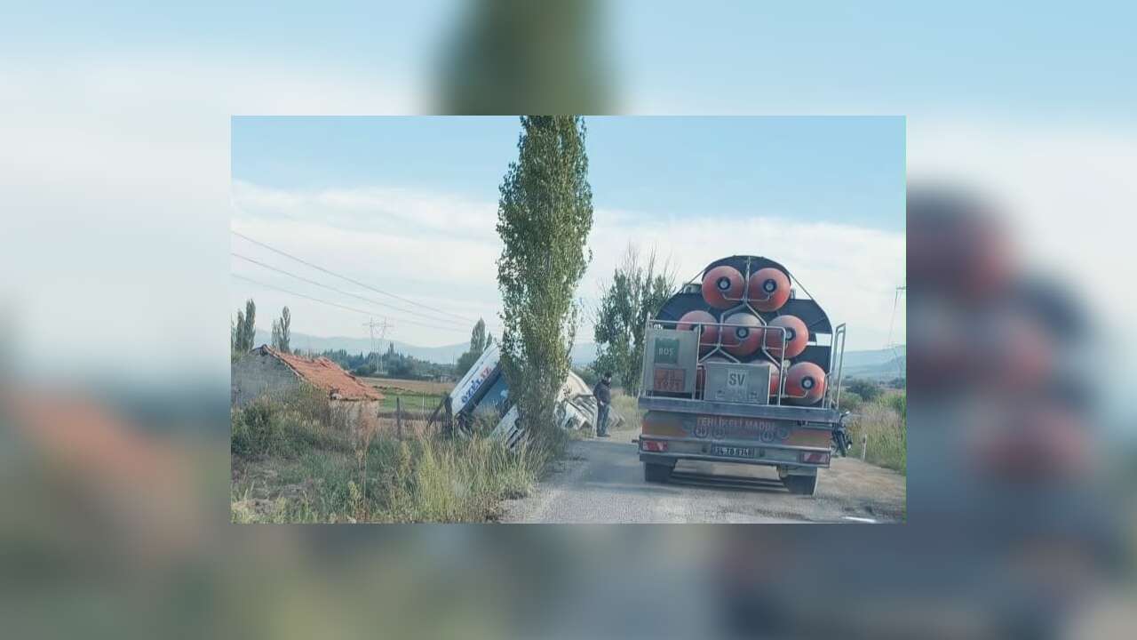 Yatağan’da maden yüklü TIR şarampole devrildi