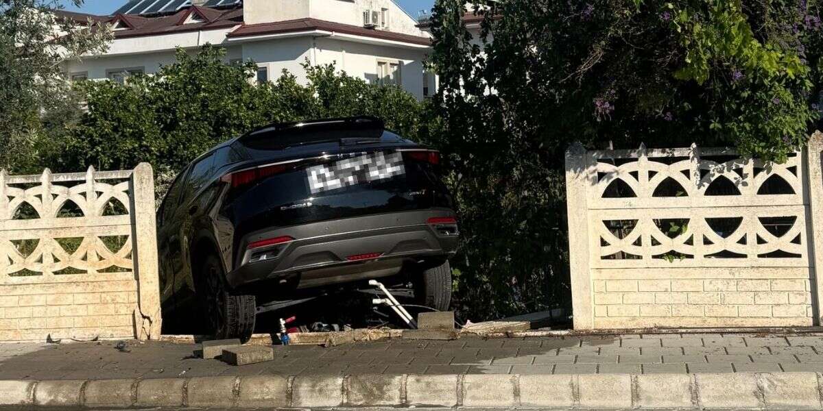 Fethiye’de Otomobil Bahçeye Girdi