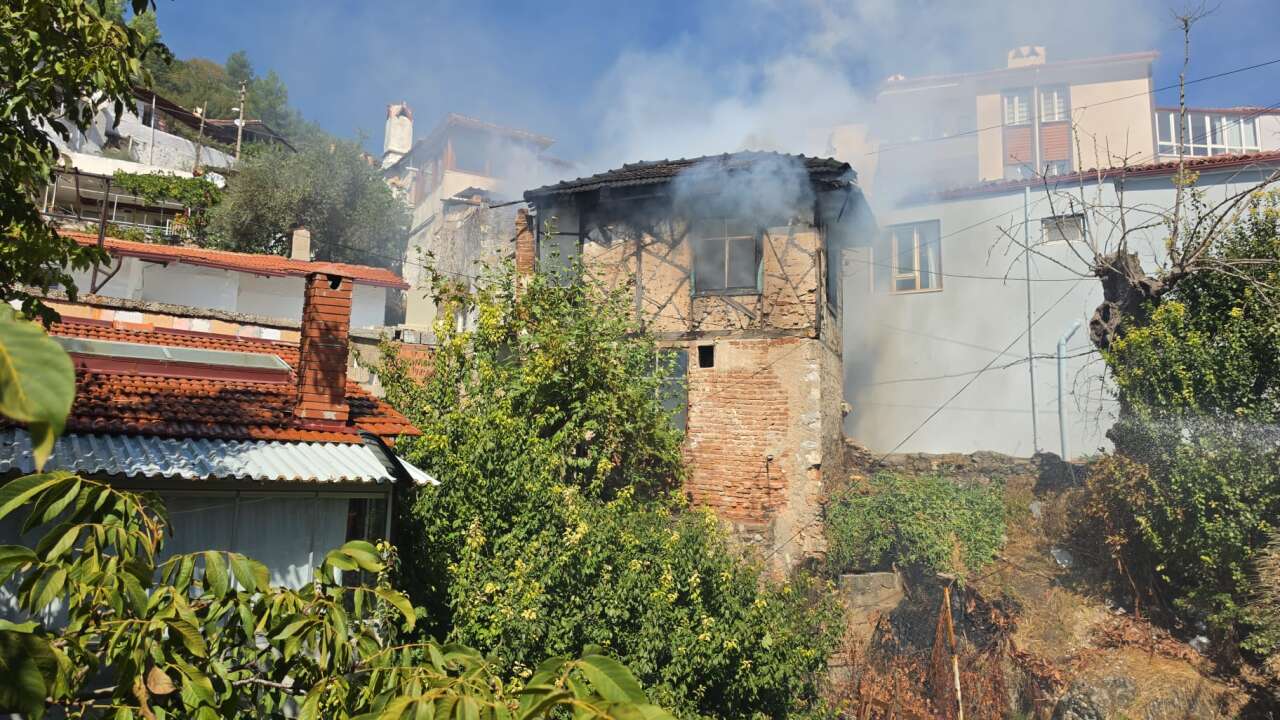 Menteşe’de Ev Yangını: İtfaiye Ekipleri Müdahale Ediyor