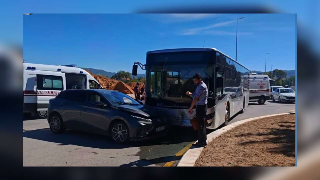Menteşe’de Belediye Otobüsü ile Otomobil Çarpıştı: 2 Yaralı