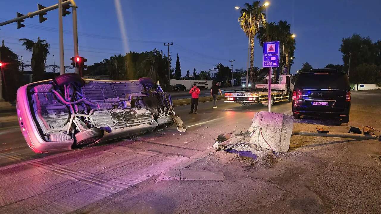 Muğla'da İlginç Kaza, Sinyalizasyon Direğine Çarparak Durabildi