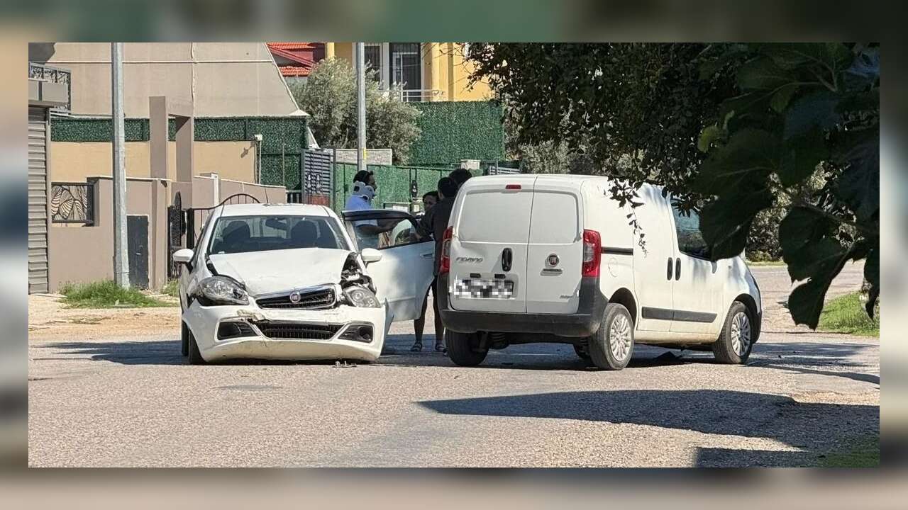 Muğla’da Üç Otomobil Birbirine Girdi, Yaralılar Var