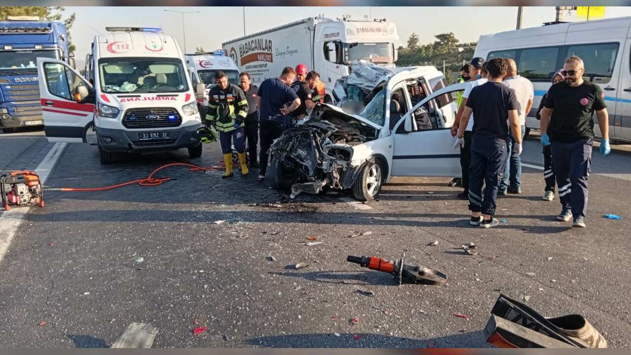 Hafif Ticari Araç Çekiciye Arkadan Çarptı: 2 Ölü, 1 Yaralı