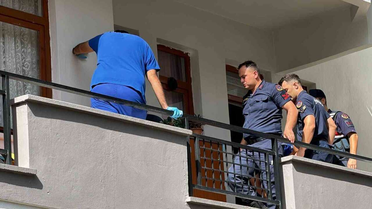 Kız Kardeşini Balkondan Atan Şahıs, Hastanede Hayatını Kaybetti