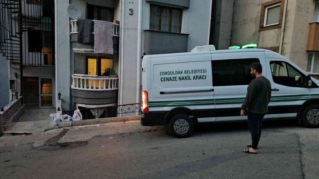 Kötü Koku Gerçeği Ortaya Çıkardı: Evinde Öl* Bulundu